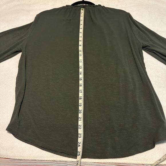 Chico’s Sz 1 (US M/L) Dark Khaki/Olive Green Ruffle Detail V Neck Top GUC - Picture 10 of 10